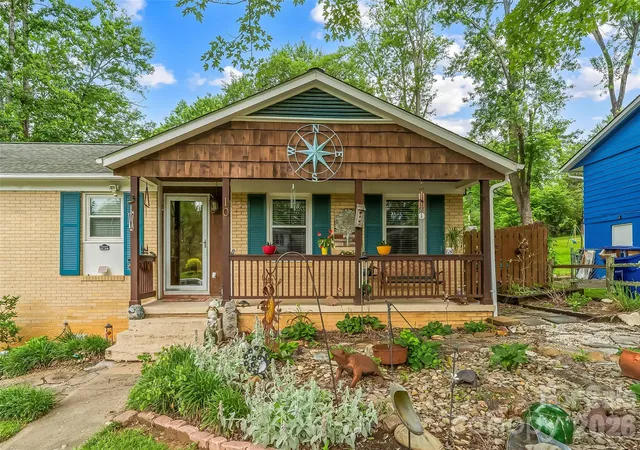 1st image of 10 Oak Leaf Ln, Arden, NC 28704 | MLS# 4388515