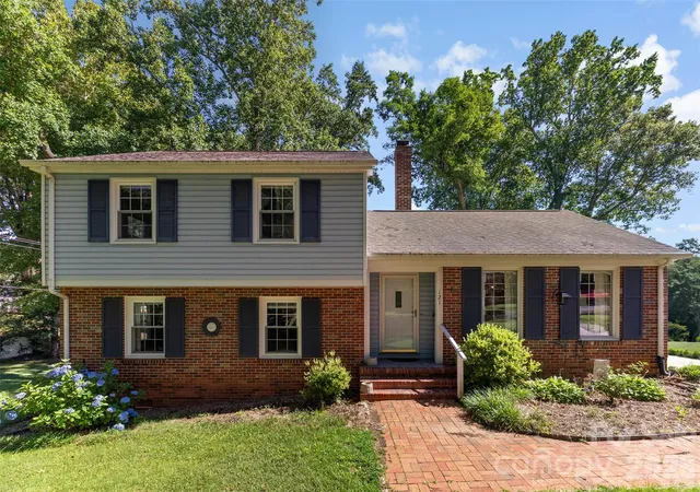 Single family home for sale at 121 E Summersby St, Fort Mill, SC 29715 | MLS# 4388715