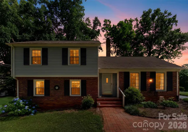 Photo 2 of Single family home for sale at 121 E Summersby St, Fort Mill, SC 29715 | MLS# 4388715 | Listing updated on 2026-10-20