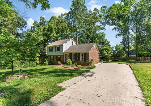 Photo 3 of Single family home for sale at 121 E Summersby St, Fort Mill, SC 29715 | MLS# 4388715 | Listing updated on 2026-10-20