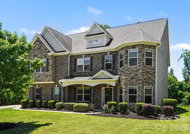 Photo 3 of Sale Pending at 15301 Guthrie Dr, Huntersville, NC 28078 | MLS# 4388872 | Listing updated on 2026-09-29