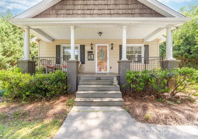 Photo 3 of Single family home for sale at 206 Eagle Rd, Belmont, NC 28012 | MLS# 4388879 | Listing updated on 2026-09-30