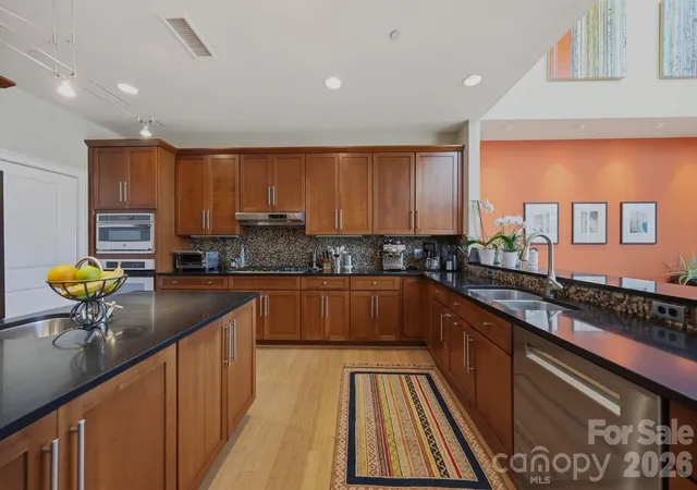 5th image of 435 S Tryon St, Charlotte, NC 28202