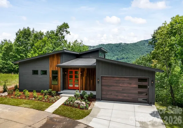 Photo 1 of Single family home for sale at 60 King Horn Ridge, Waynesville, NC 28785 | MLS# 4389004 | Listing updated on 2026-10-02
