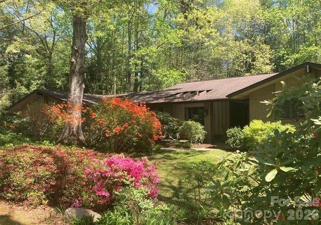 Photo 2 of Single family home for sale at 115 Woodhaven Dr, Hendersonville, NC 28739 | MLS# 4389153 | Listing updated on 2026-09-29