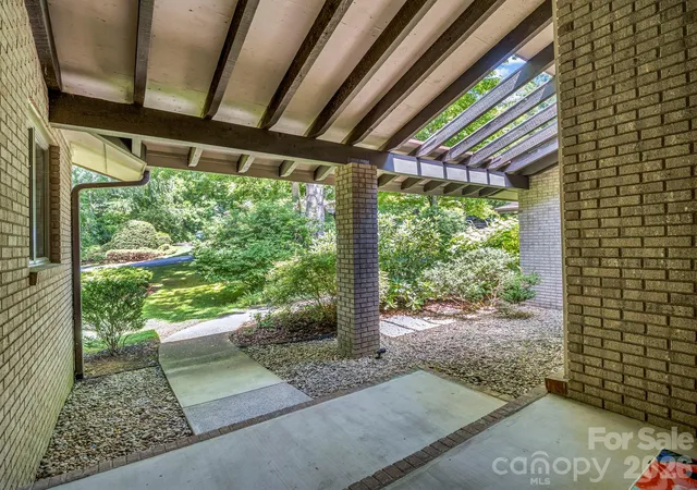 Photo 3 of Single family home for sale at 115 Woodhaven Dr, Hendersonville, NC 28739 | MLS# 4389153 | Listing updated on 2026-09-29