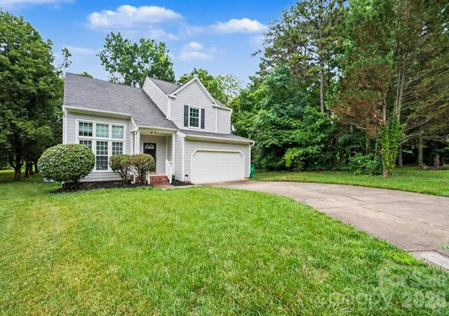 Photo 3 of Single family home for sale at 7104 Kinsmore Ln, Charlotte, NC 28269 | MLS# 4389282 | Listing updated on 2026-09-02