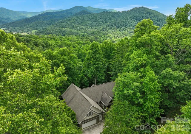 Photo 3 of Single family home for sale at 522 Silver Hawk Ln, Weaverville, NC 28787 | MLS# 4389288 | Listing updated on 2026-09-21
