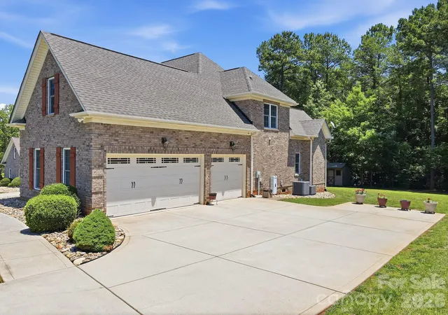 Photo 3 of Single family home for sale at 146 Orchard Farm Ln, Mooresville, NC 28117 | MLS# 4389994 | Listing updated on 2026-08-18