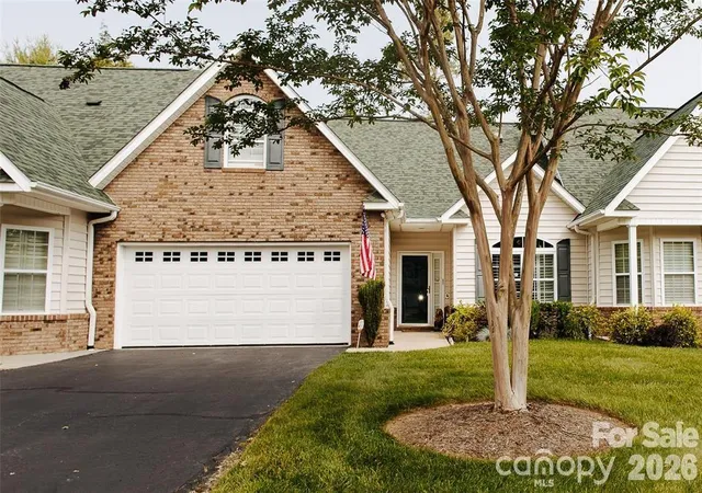 Homes for sale in Hendersonville, NC | 47 Victoria Park Dr, Hendersonville, NC 28792 | MLS# 4390131