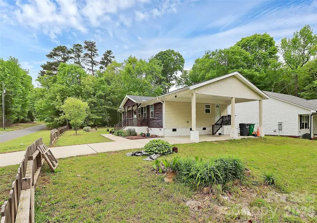 Photo 3 of Single family home for sale at 8301 Washington Blvd, Charlotte, NC 28262 | MLS# 4390154 | Listing updated on 2026-07-31