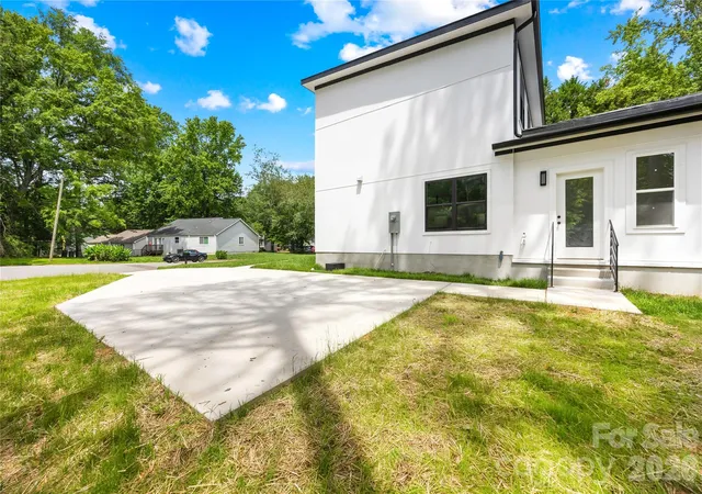 Photo 4 of Single family home for sale at 5113 Banfshire Rd, Charlotte, NC 28215 | MLS# 4390284 | Listing updated on 2026-09-03