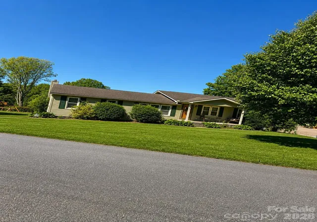 Homes for sale in Spruce Pine, NC | 102 Phillips Rd, Spruce Pine, NC 28777 | MLS# 4390354