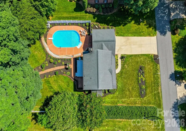 2nd image of 1948 Twin Ponds Dr, Hickory, NC 28602 | MLS# 4390379