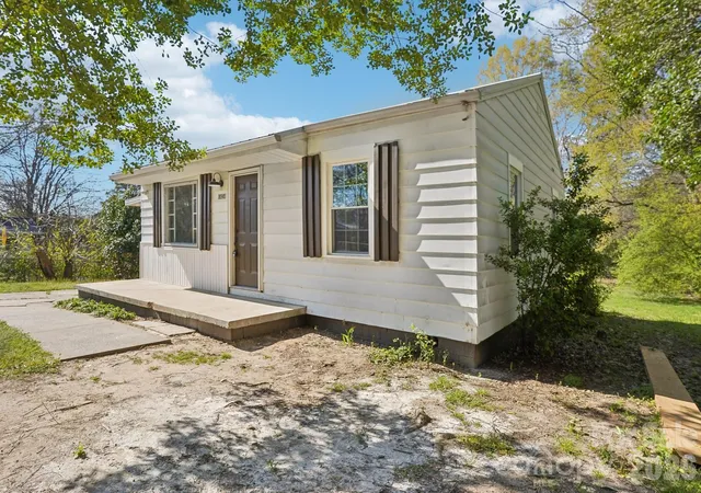 Photo 2 of Sale Pending at 1424 Ware Ave, Gastonia, NC 28052 | MLS# 4390410 | Listing updated on 2026-10-04