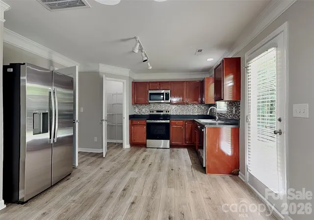 Photo 4 of Single family home for sale at 5505 Lee Marie Ln, Charlotte, NC 28269 | MLS# 4390449 | Listing updated on 2026-09-01