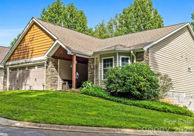 Photo 3 of Single family home for sale at 16 Jennlynn Dr, Arden, NC 28704 | MLS# 4390488 | Listing updated on 2026-09-18