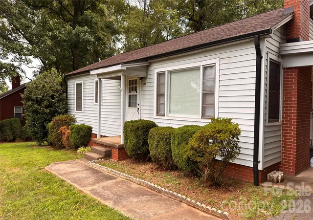 Photo 1 of Single family home for sale at 690 Brookdale Dr, Statesville, NC 28677 | MLS# 4390511 | Listing updated on 2026-10-07