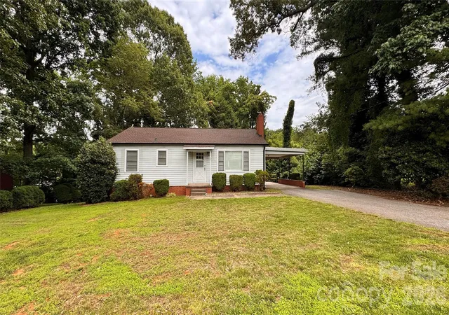 Photo 2 of Single family home for sale at 690 Brookdale Dr, Statesville, NC 28677 | MLS# 4390511 | Listing updated on 2026-10-07