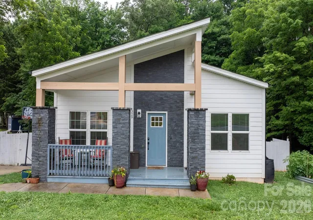 Homes for sale in Newton, NC | 329 W F St, Newton, NC 28658 | MLS# 4390709