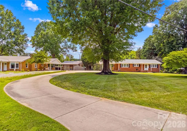 Photo 3 of Single family home for sale at 946 Shearers Rd, Mooresville, NC 28115 | MLS# 4390757 | Listing updated on 2026-09-07