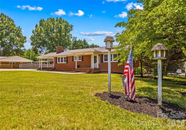 Photo 4 of Single family home for sale at 946 Shearers Rd, Mooresville, NC 28115 | MLS# 4390757 | Listing updated on 2026-09-07