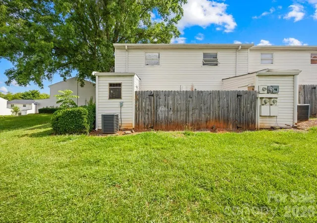 Listing Photo 2 - Condo for sale in building located at 7915 Oak Mdw Ct, Charlotte, NC 28210 - Unit #
