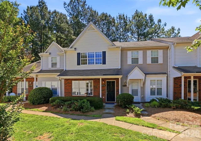 Homes for sale in Charlotte, NC | 6720 Cypress Tree Ln, Charlotte, NC 28215 | MLS# 4390803