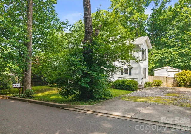 Photo 3 of Single family home for sale at 312 Westover Dr, Asheville, NC 28801 | MLS# 4390851 | Listing updated on 2026-10-02