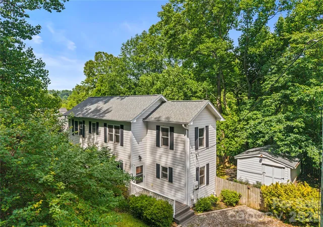 Photo 4 of Single family home for sale at 312 Westover Dr, Asheville, NC 28801 | MLS# 4390851 | Listing updated on 2026-10-02