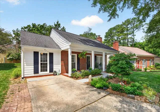 Photo 4 of Single family home for sale at 7306 Carrbridge Ln, Charlotte, NC 28226 | MLS# 4390862 | Listing updated on 2026-06-21