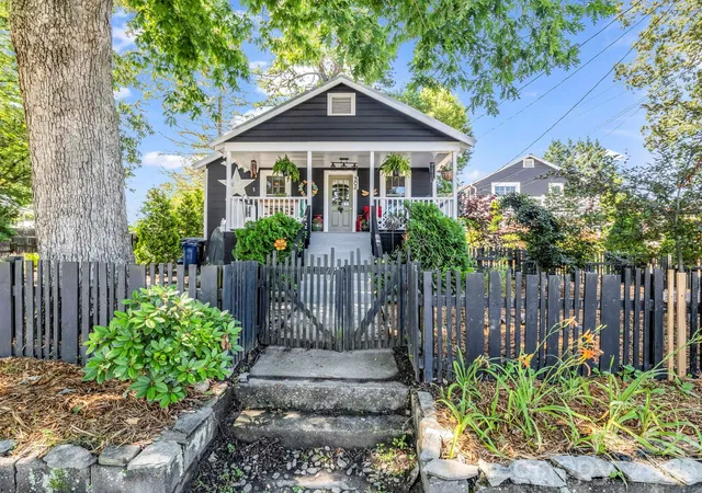 3rd image of 302 Davis St, Hendersonville, NC 28739 | MLS# 4390910