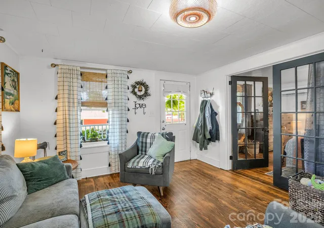 2nd image of 302 Davis St, Hendersonville, NC 28739