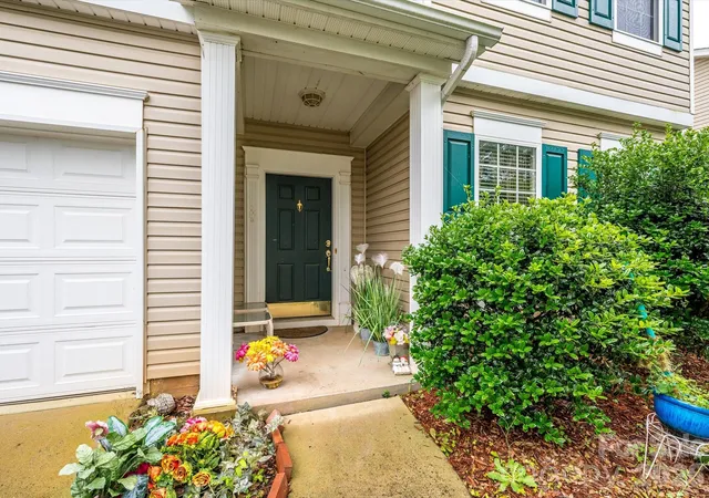 Photo 2 of Single family home for sale at 5424 Nightshade Oaks Dr, Charlotte, NC 28227 | MLS# 4390959 | Listing updated on 2026-08-10