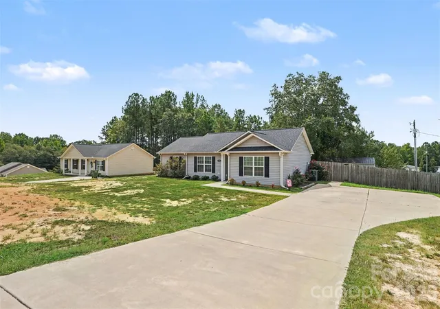 Photo 5 of Single family home for sale at 1505 Foxbrook Cir, Lancaster, SC 29720 | MLS# 4390971 | Listing updated on 2026-08-28