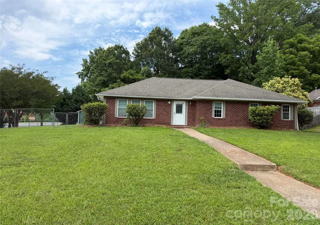 Photo 3 of Single family home for sale at 7101 Riding Trl Rd, Charlotte, NC 28212 | MLS# 4391027 | Listing updated on 2026-09-21