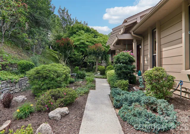 image of 138 Woodbridge Dr, Hendersonville, NC 28739 | MLS# 4391133