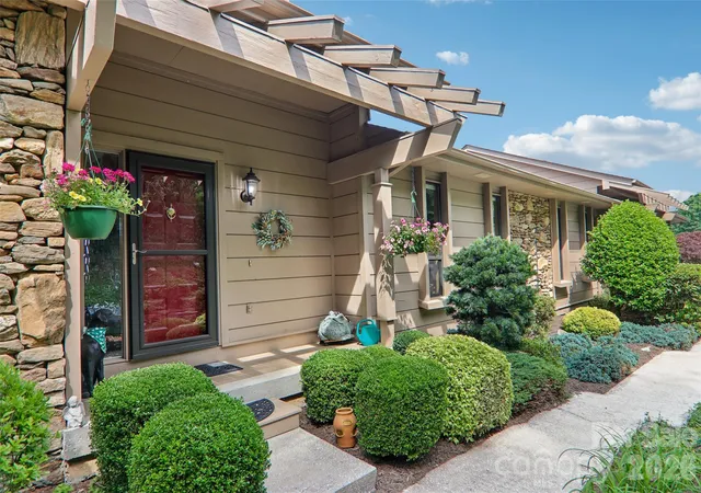 image of 138 Woodbridge Dr, Hendersonville, NC 28739 | MLS# 4391133