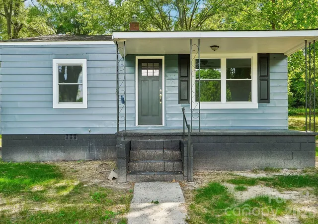 Photo 3 of Sale Pending at 701 N Scruggs St, Gastonia, NC 28052 | MLS# 4391238 | Listing updated on 2026-10-04