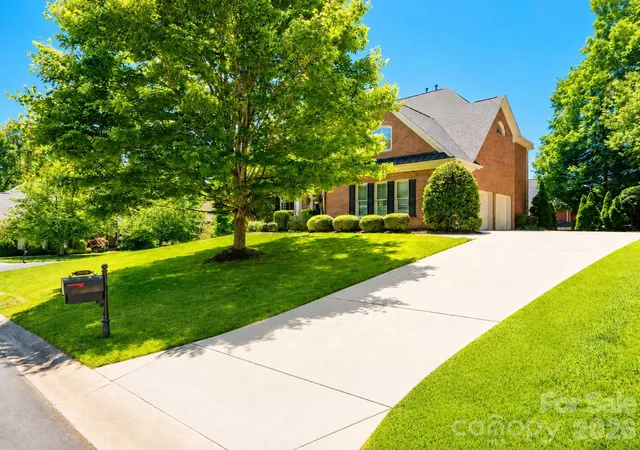 Photo 4 of Single family home for sale at 7010 Stanbury Dr, Matthews, NC 28104 | MLS# 4391261 | Listing updated on 2026-09-29