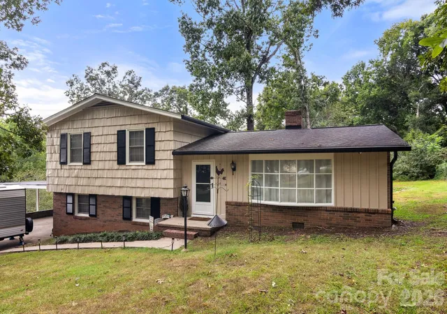 Photo 2 of Single family home for sale at 912 Parkwood Rd, Shelby, NC 28150 | MLS# 4391351 | Listing updated on 2026-09-08