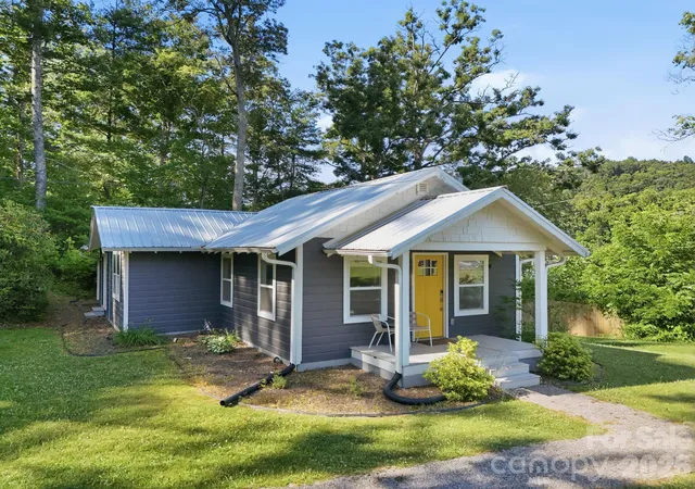 Homes for sale in Fairview, NC | 15 Old Fort Rd, Fairview, NC 28730 | MLS# 4391418
