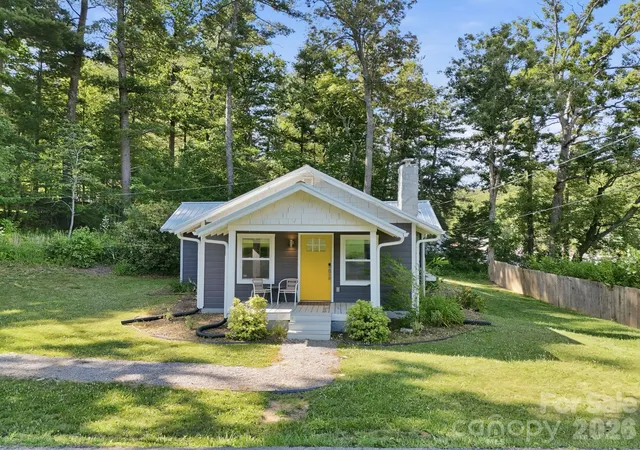 Homes for sale in Fairview, NC | 15 Old Fort Rd, Fairview, NC 28730 | MLS# 4391418