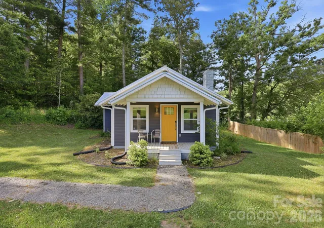 Photo 2 of Single family home for sale at 15 Old Fort Rd, Fairview, NC 28730 | MLS# 4391418 | Listing updated on 2026-10-01