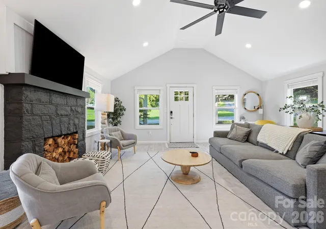 Photo 3 of Single family home for sale at 15 Old Fort Rd, Fairview, NC 28730 | MLS# 4391418 | Listing updated on 2026-10-01