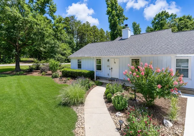Homes for sale in Statesville, NC | 105 Lake Top Ln, Statesville, NC 28677 | MLS# 4391427
