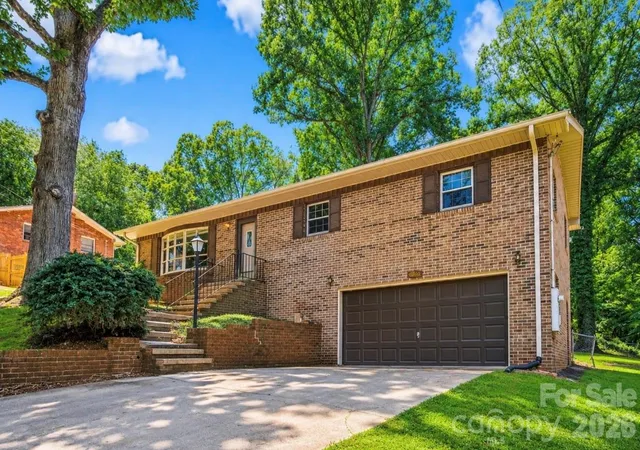 Photo 1 of Single family home for sale at 2951 7th Street Dr Ne, Hickory, NC 28601 | MLS# 4391431 | Listing updated on 2026-09-01