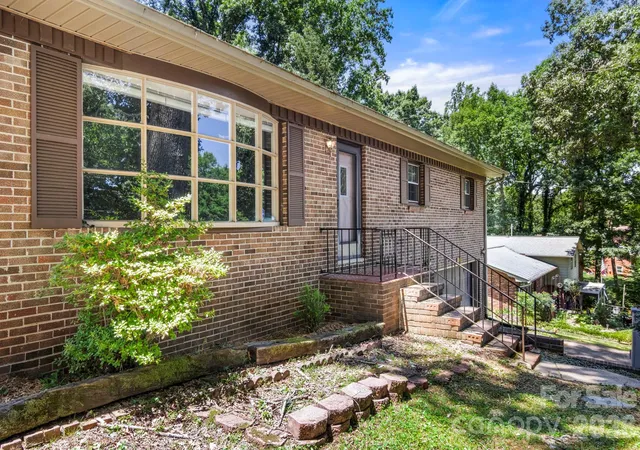 Photo 3 of Single family home for sale at 2951 7th Street Dr Ne, Hickory, NC 28601 | MLS# 4391431 | Listing updated on 2026-09-24