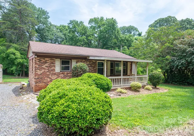 Homes for sale in Dallas, NC | 626 Dallas Spencer Mtn Rd, Dallas, NC 28034 | MLS# 4391522