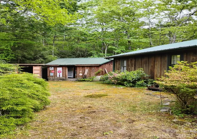 Photo 1 of Single family home for sale at 401 Shady Dr, Collettsville, NC 28611 | MLS# 4391629 | Listing updated on 2026-08-17